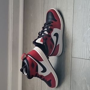 Jordan 1 mid kids shoes